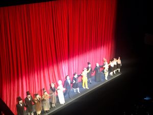 Saludo final sobre el escenario de la ópera