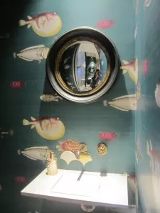Estampado con peces de colores y espejo con ojo de pez