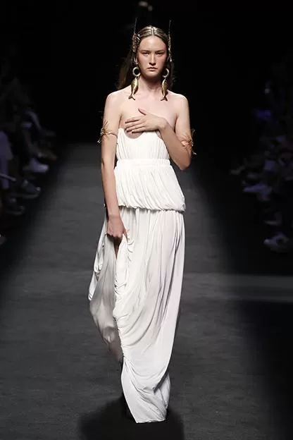 Polina Zavialnova, Venus de Juan Vidal. Fotografía de MBFW.