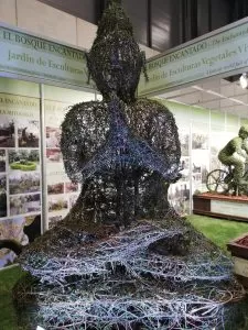 Arte topiario: escultura de buda hecha con arbustos en Fitur