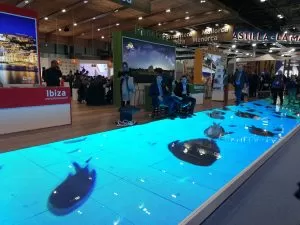 Espectacular pantalla Led que nos traslada a la belleza del mar en el stand de Menorca
