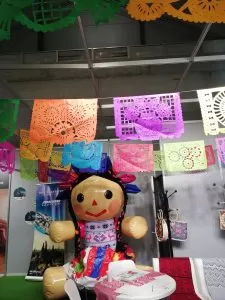 Muñeca mejicana con su kit de costura en Fitur