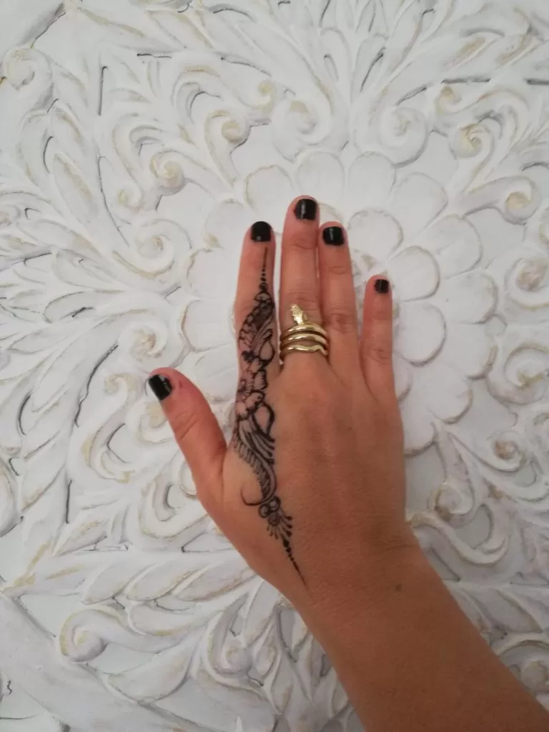 atuaje de henna, tradicional de Indonesia
