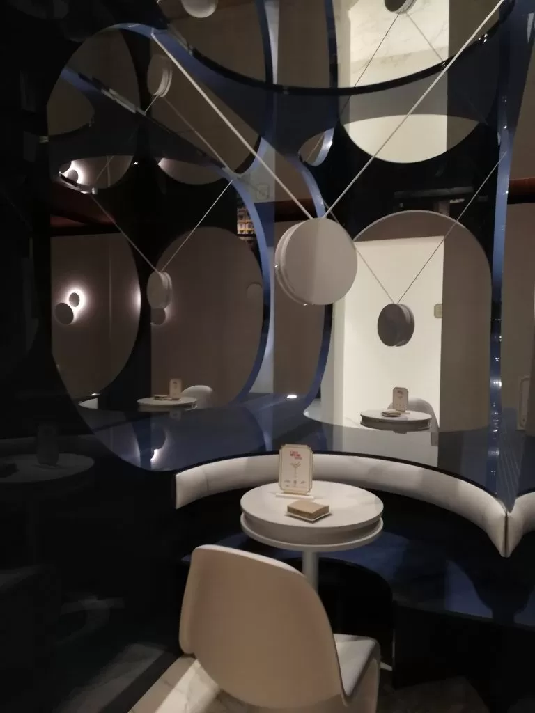 Sala Alvic Blue Moon Lounge bar, azul y blanco en Casadecor 2020
