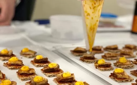 Elaborando canapés en el Food Bikes Festival