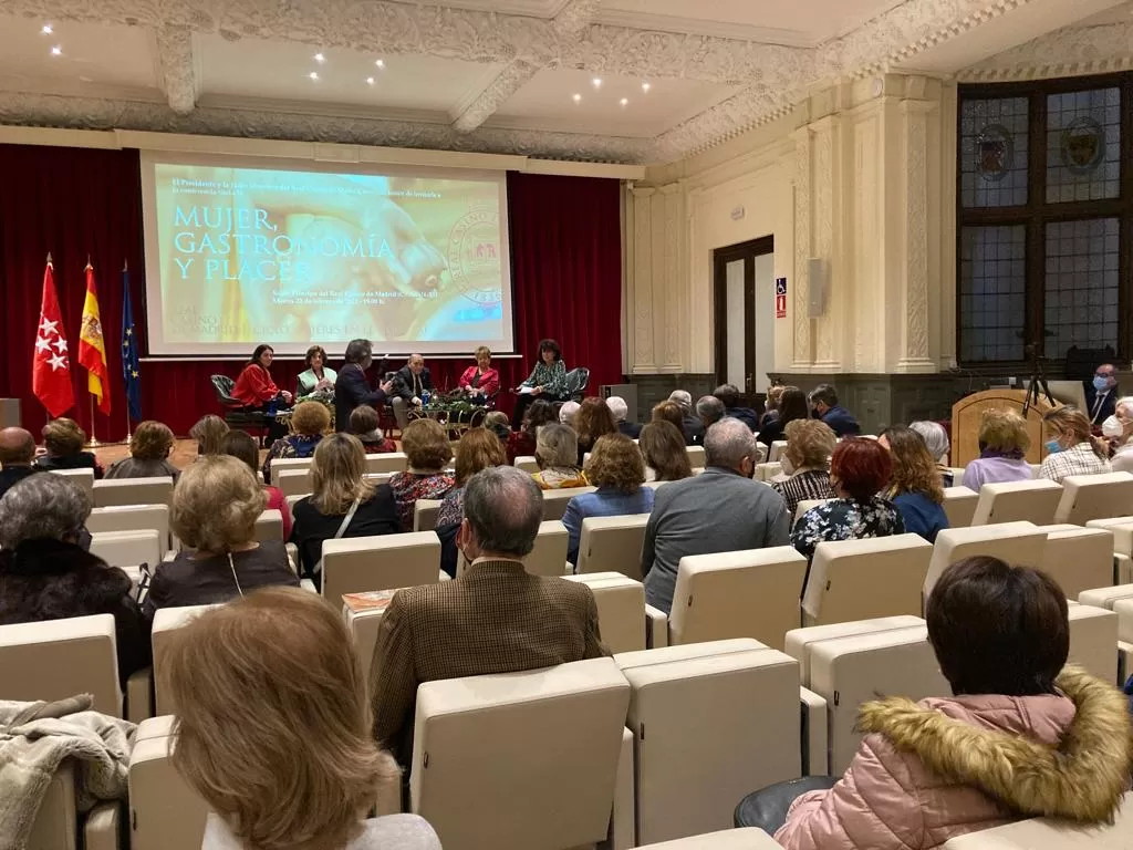 Conferencia en el Casino Mujeres, Gastronomía y Placer