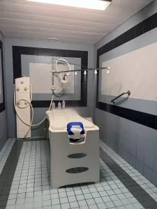 Una de las cabinas de tratamientos spa. Masaje acuático a cuatro manos