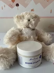 Osito de peluche con crema de bebé