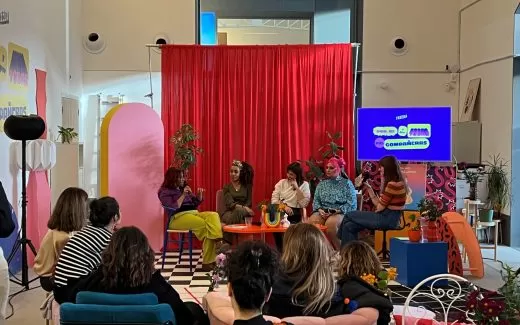 Mesa redonda en Freeda con cuatro mujeres