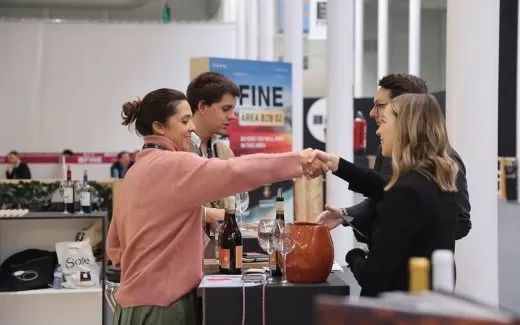 Gente saludandose en una feria de vinos