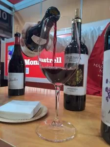 Sirviendo una copa en el túnel del vino de Salón Gourmets