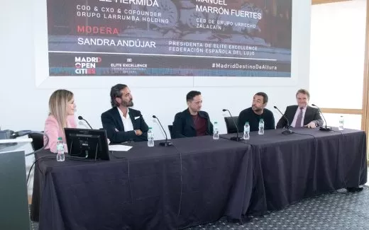 Mesa de conferencia con conferenciantes