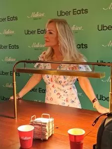 Mujer apoyada en mesa