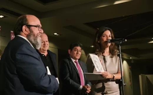 PERSONAS ANUNCIANDO PREMIOS