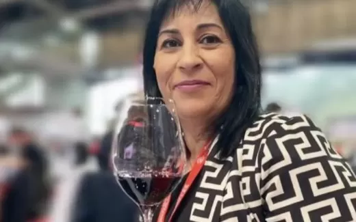 Mujer con copa de vino